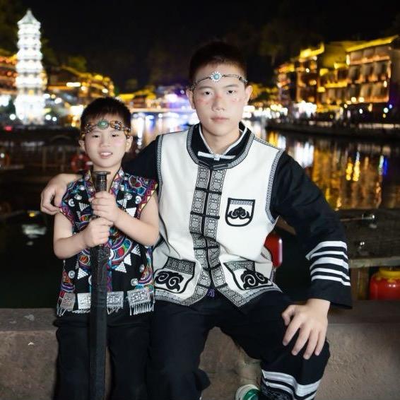 顺時比个✌️，逆時抱个✊。