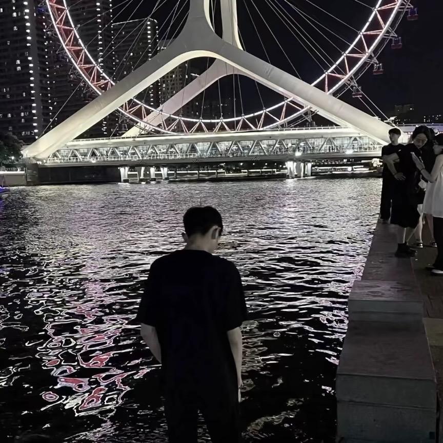 @.酒后行为艺术家