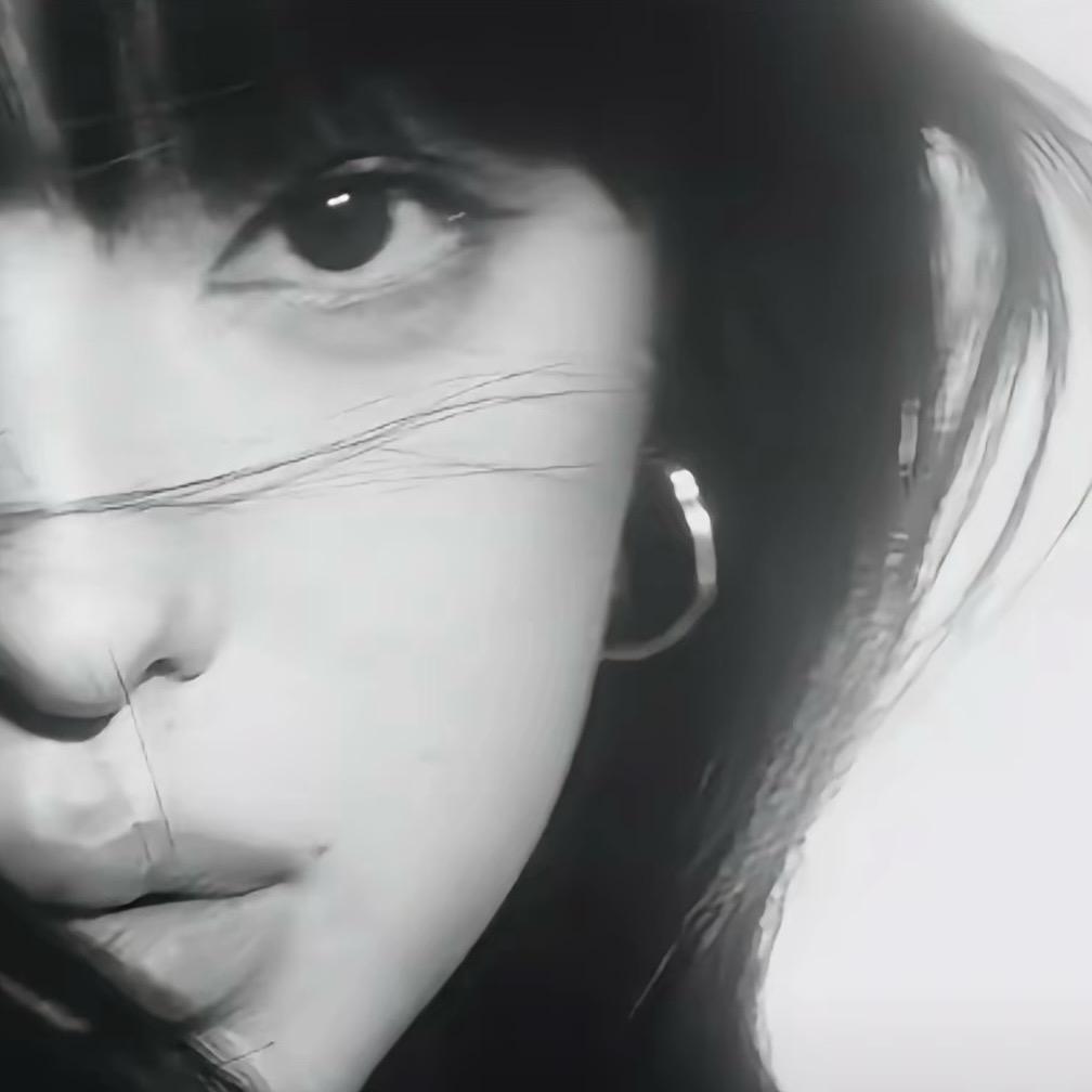 小女孩搓核弹炸毁地球