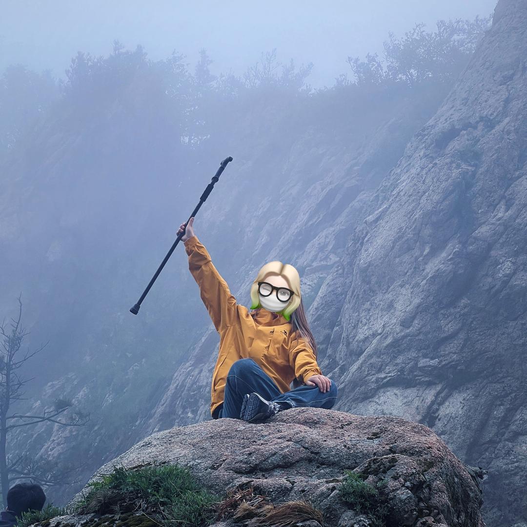 微微不泛淡青色