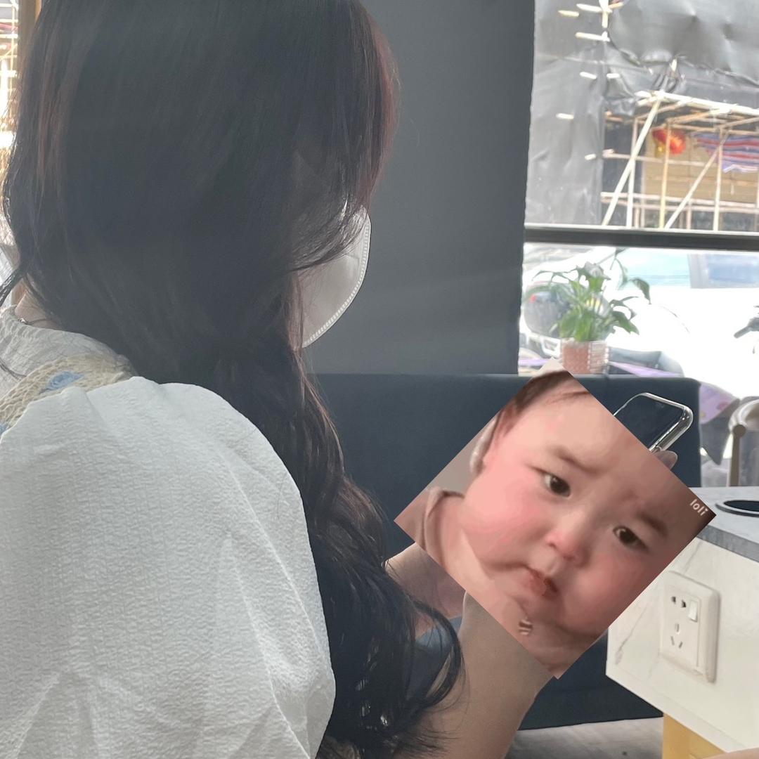 M、