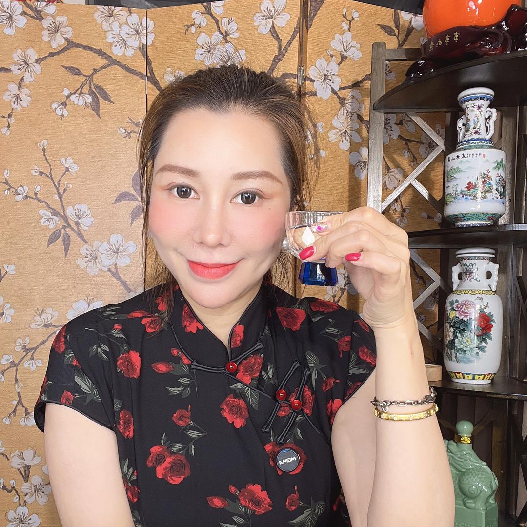 月儿爱喝酒