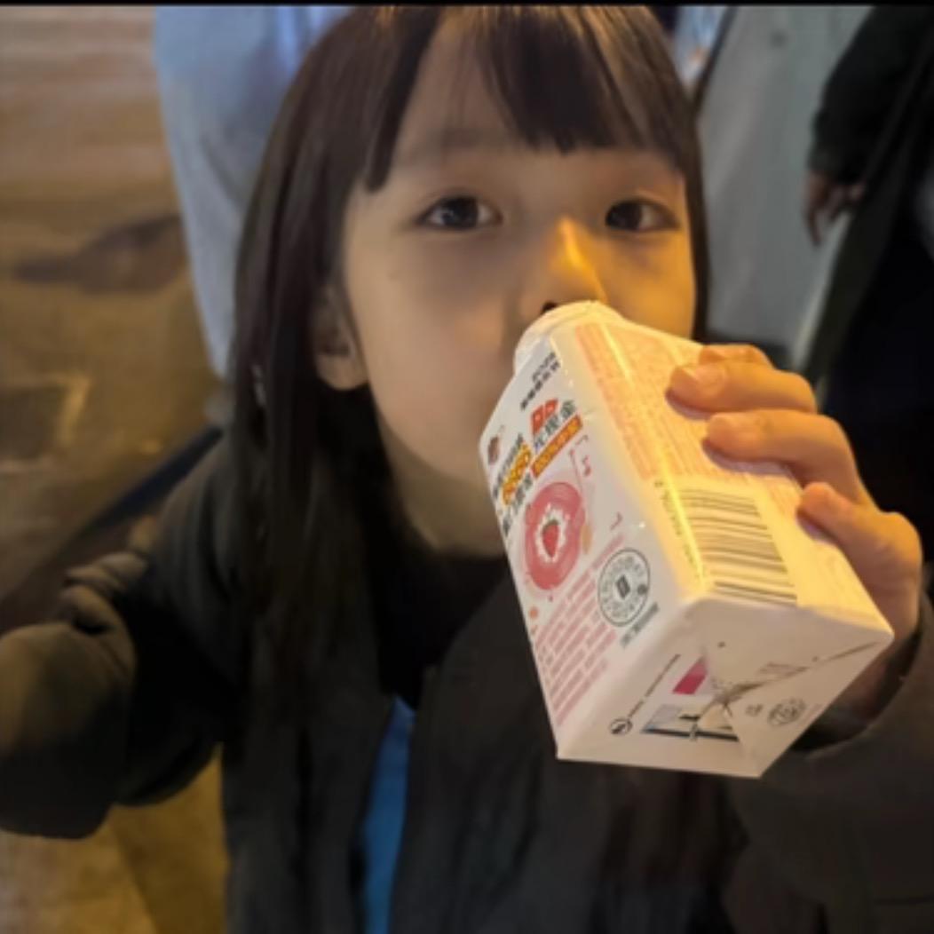>_<