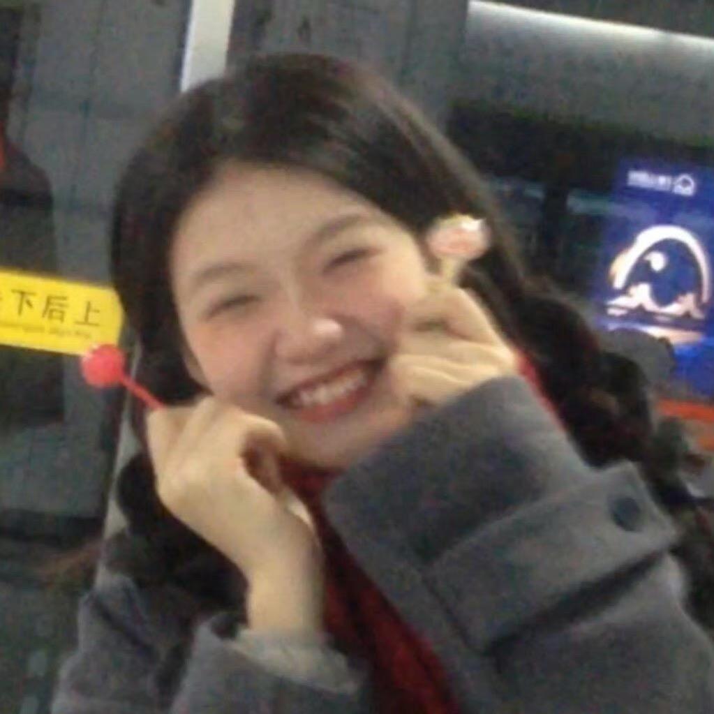 猫捡了一条小鱼干