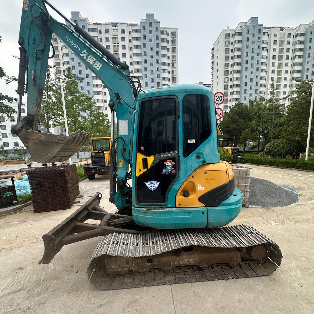 开挖掘机的小哥哥