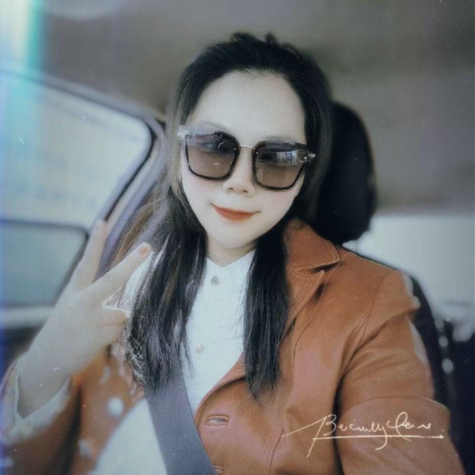 开出租车的小姐姐