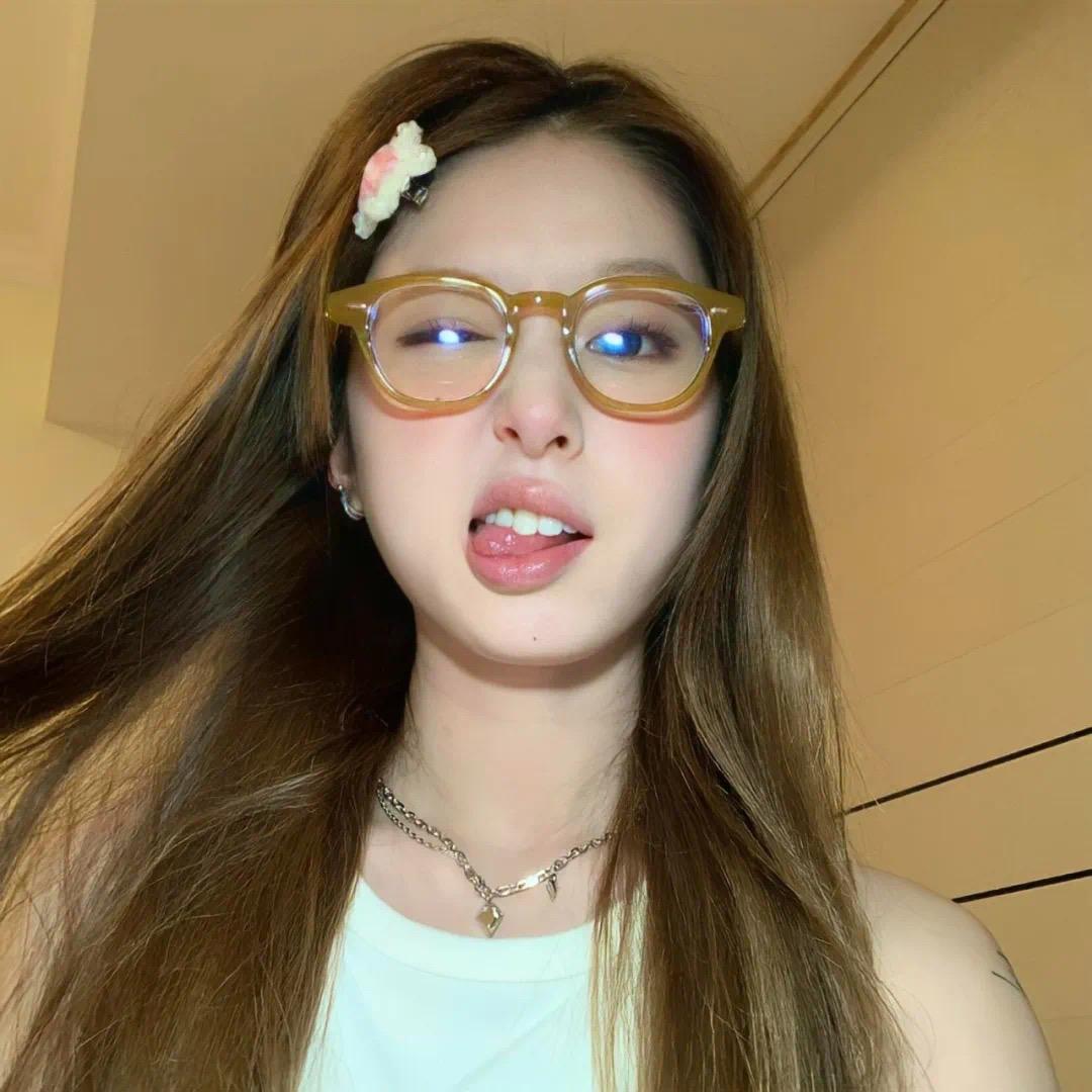 嘻嘻（不许翘二郎腿）