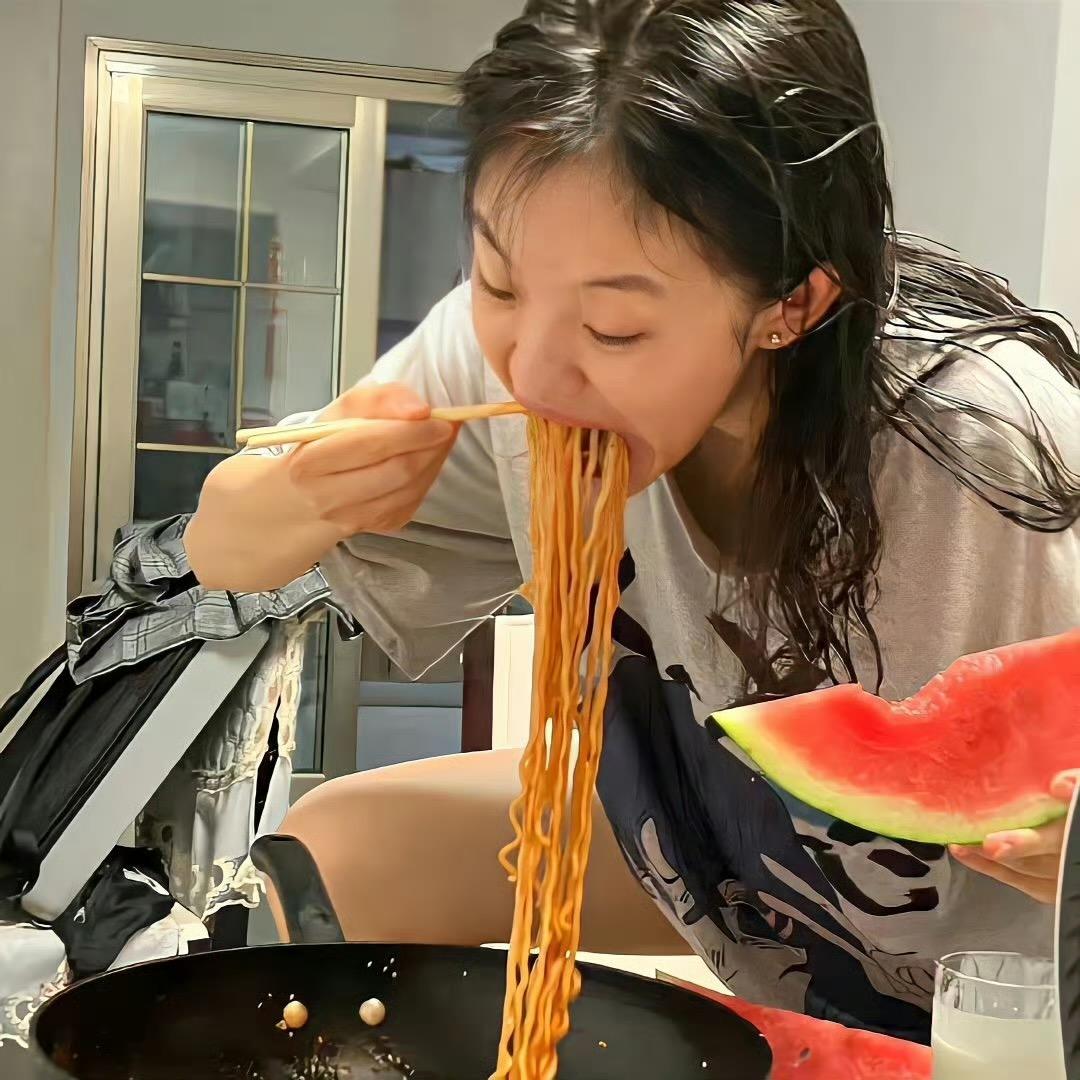 吃泡面的丑女人