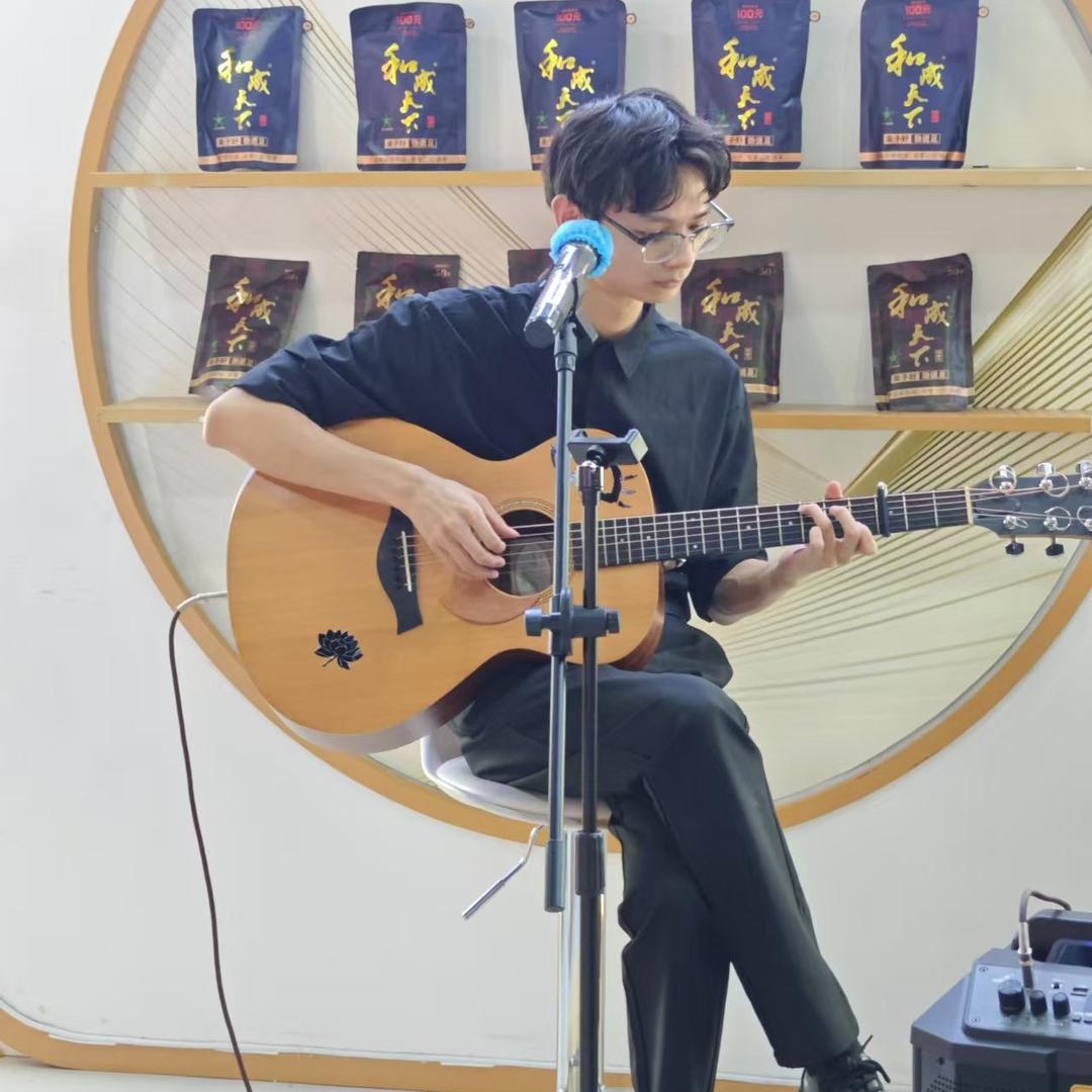 主持人、歌手墐东