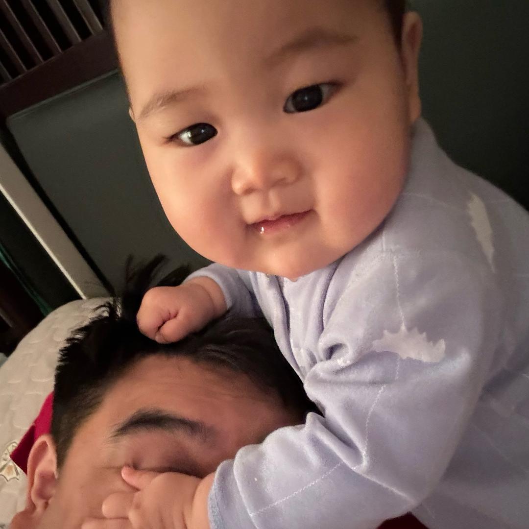 A.💕背着书包上学堂🎒