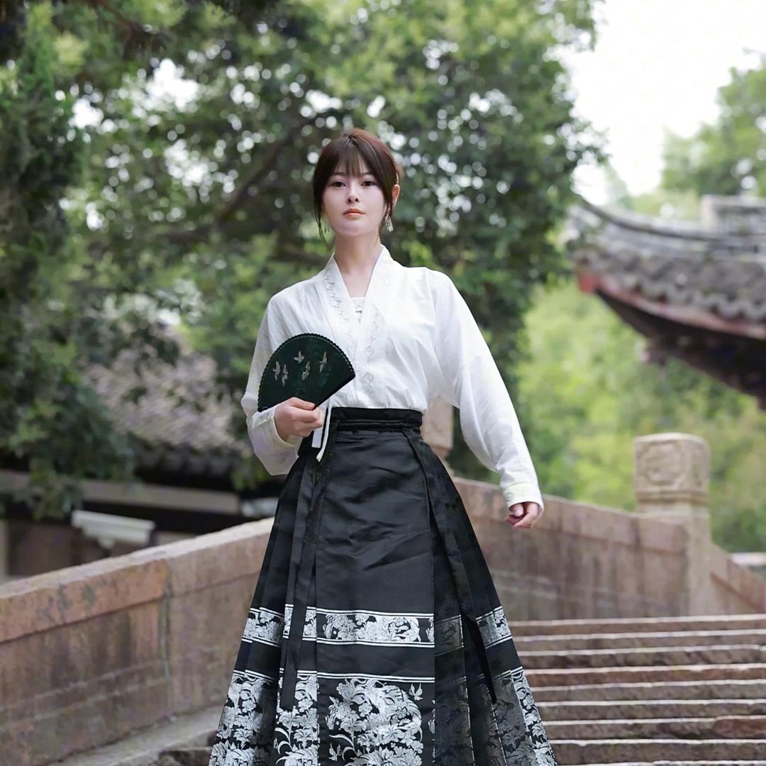 两只羊轻奢女装