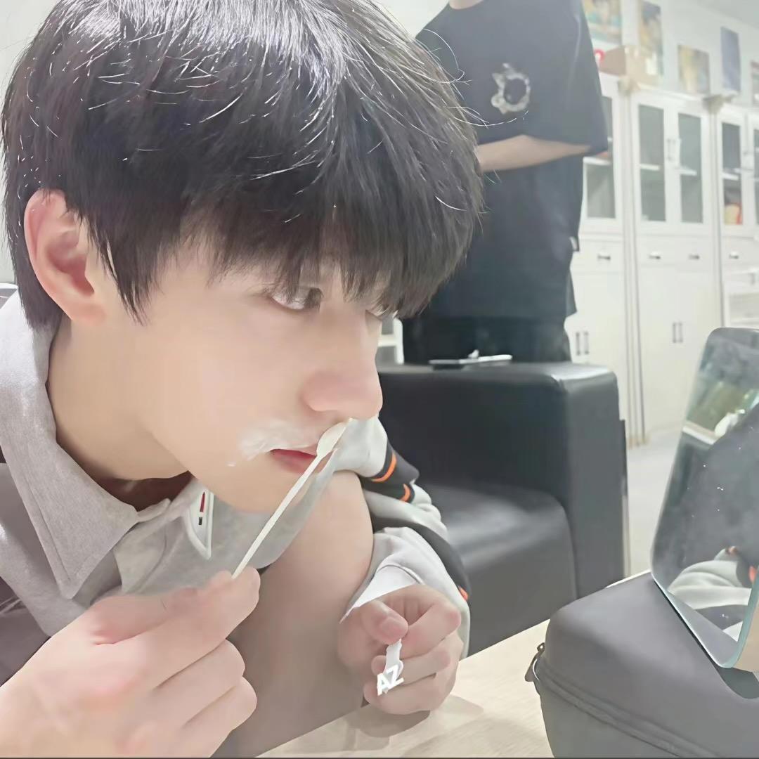 朱志鑫的妹妹养的狗的主人