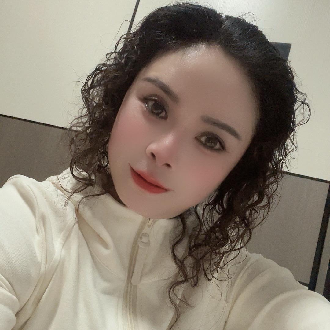 金小钰（金二娃串串香爱手势舞餐饮姐姐）