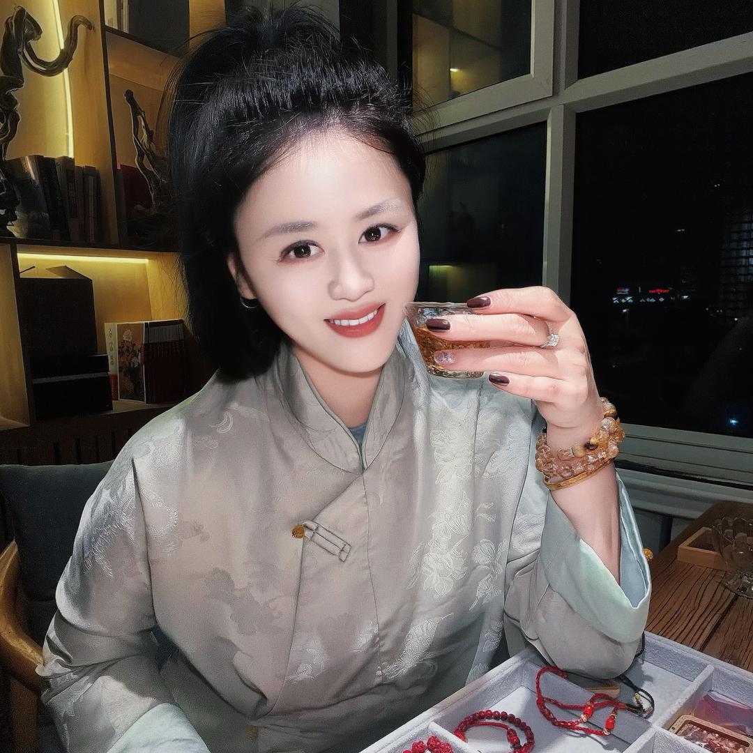 靖秀叁元大粉司理事·璐璐