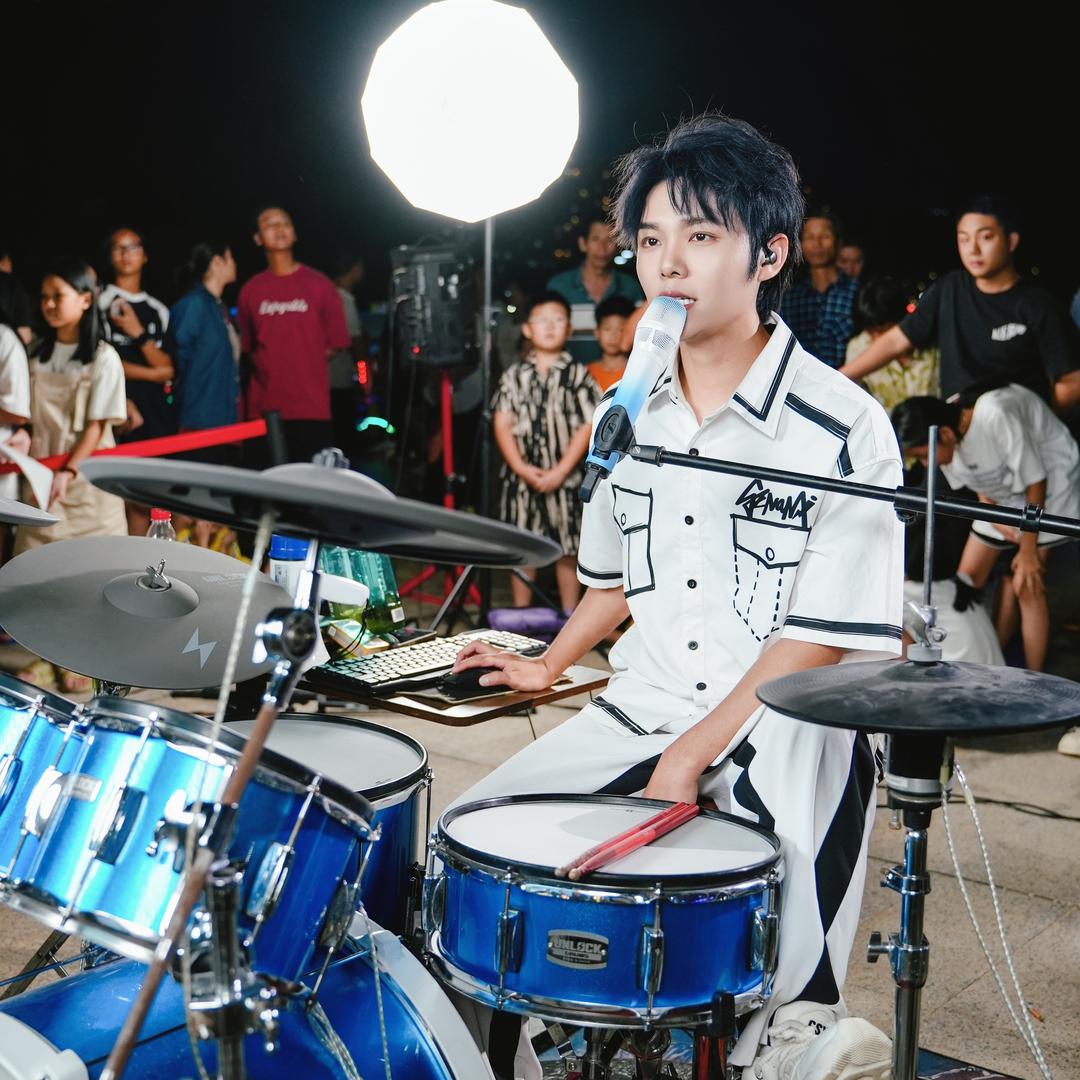 阿万🥁户外架子鼓打唱