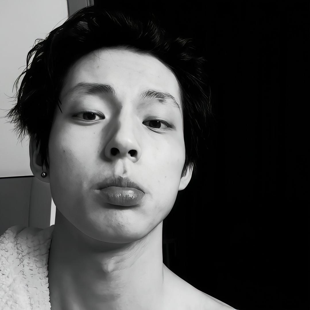 陈都灵.