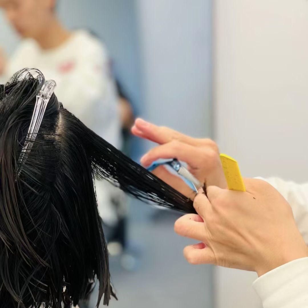 不会剪头发的托尼老师