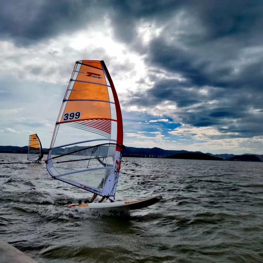 🌊🏄🏼🏄🏼‍♀️🏄🏿‍♂️