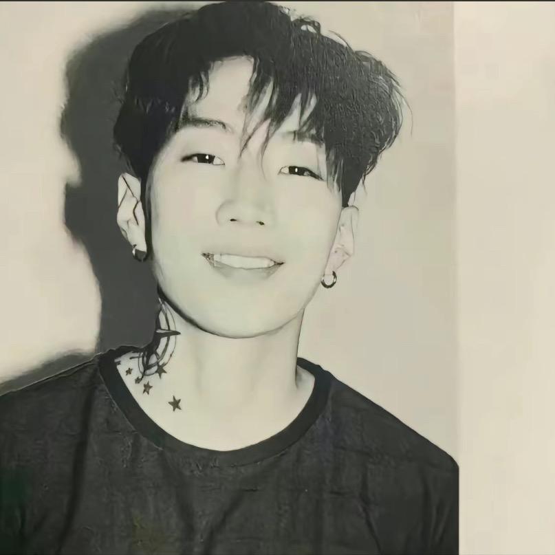 人不帅嘴不甜长得危险还没钱💤