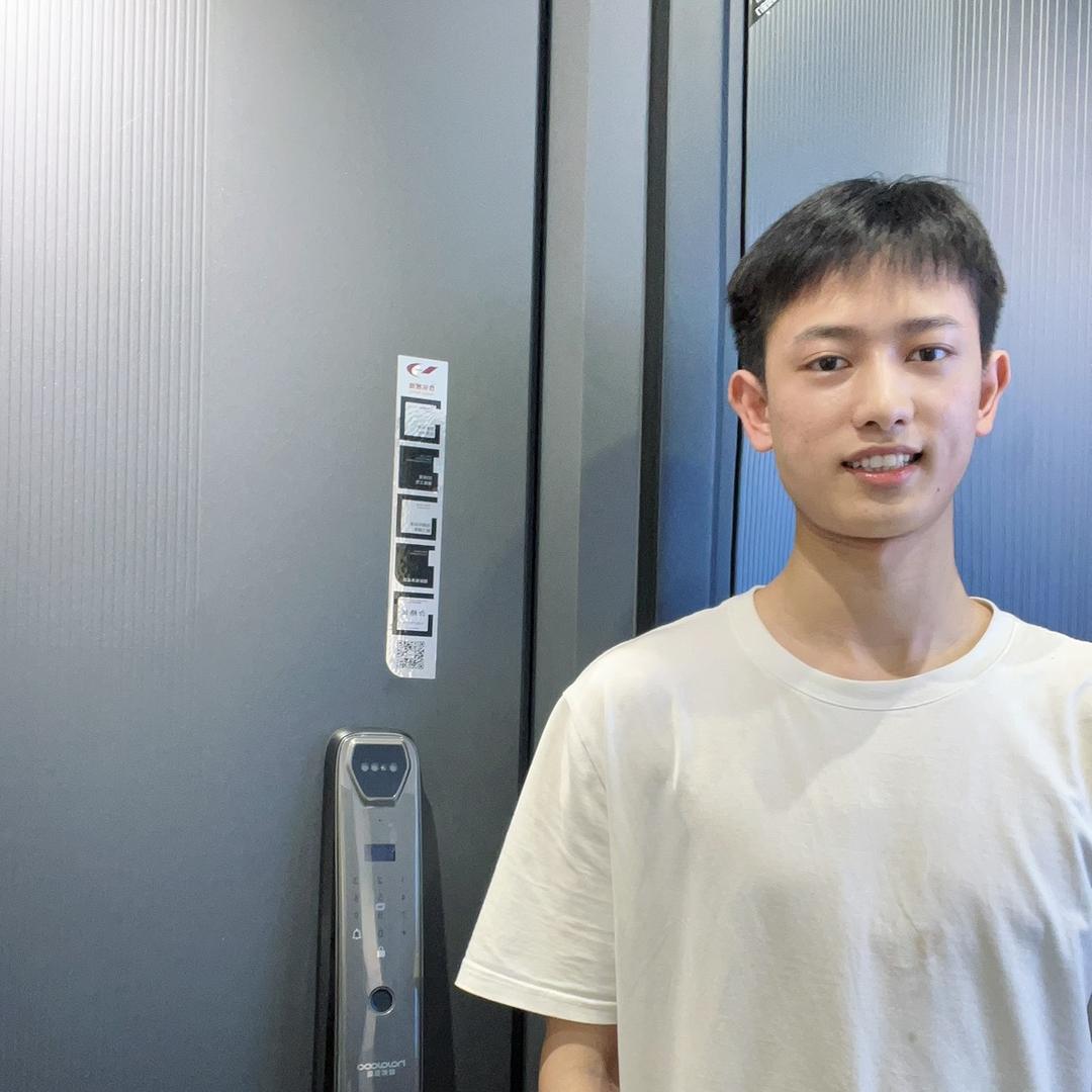 卖门锁的寸头哥