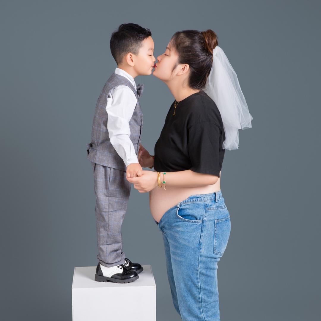直发妈妈生了两个卷发宝宝～
