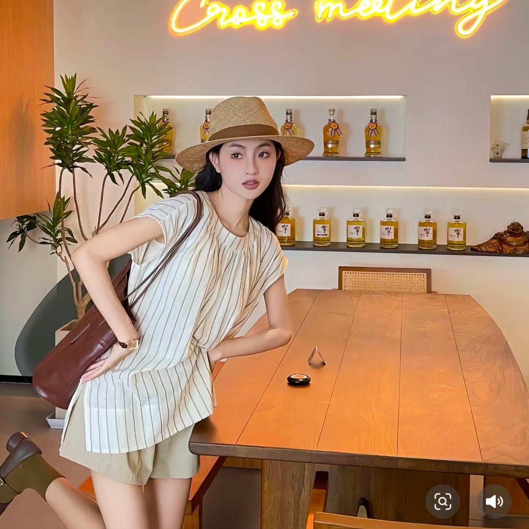 你怎么穿着品如的衣服