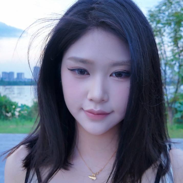 一朵风中摇曳的水仙花