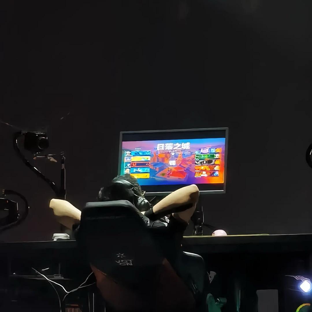 平平无奇的草莓熊