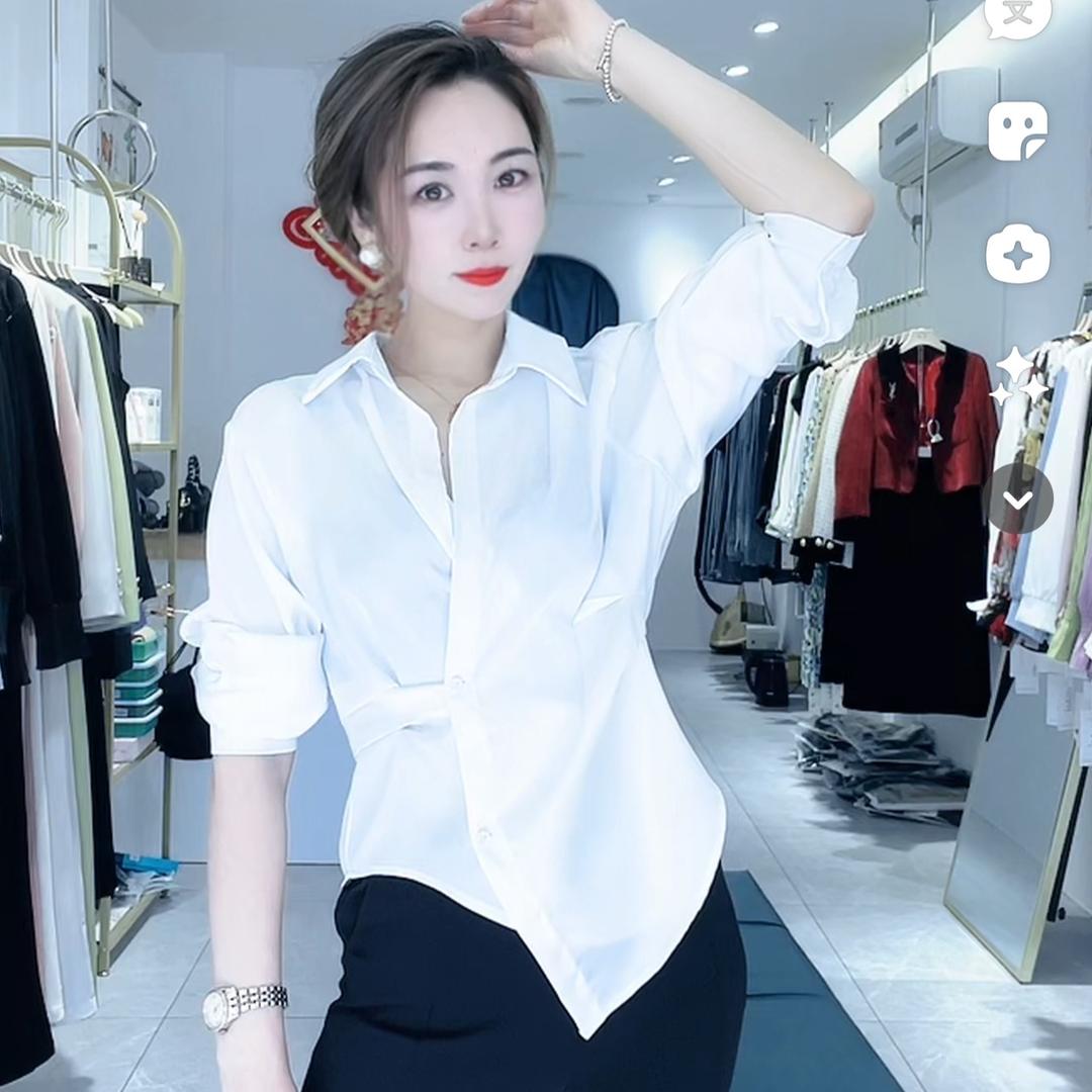 佳丽（穿搭在橱窗）
