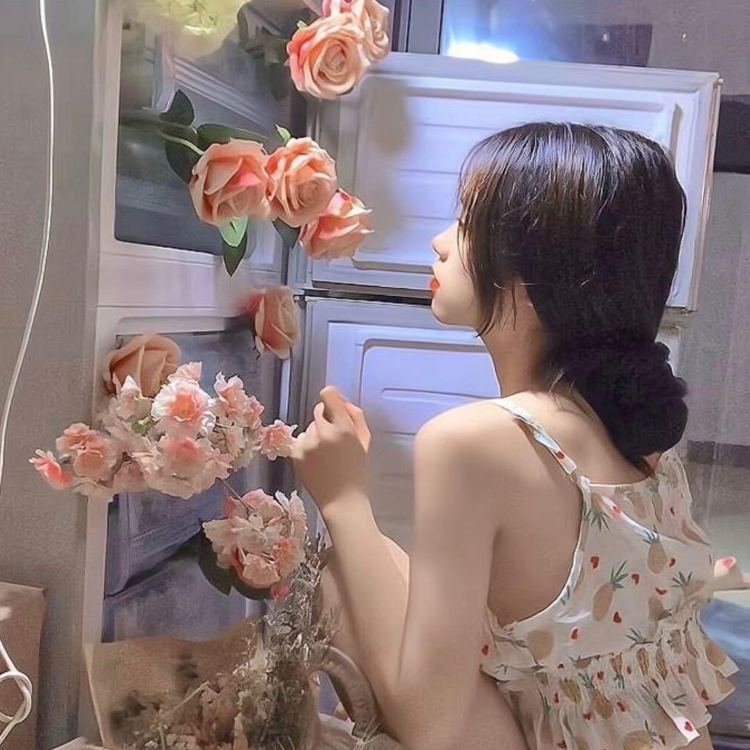 小何何