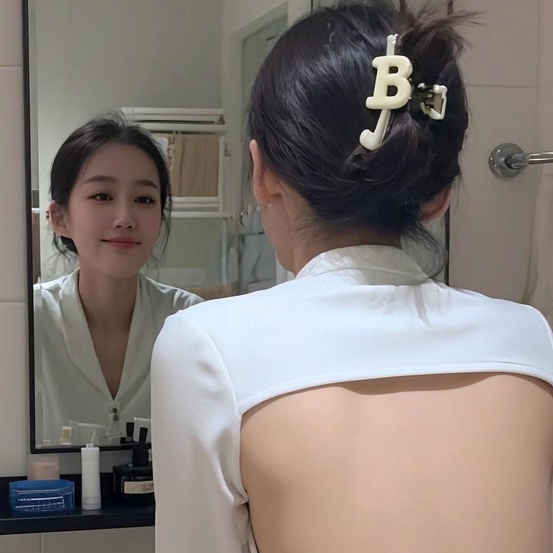 贺珊子。