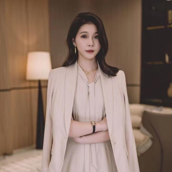 罗依依私服