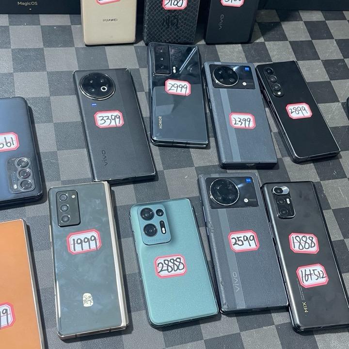 卖折叠手机的小葛