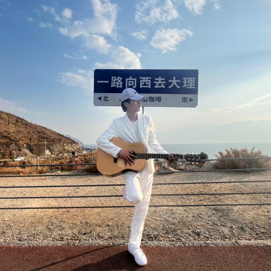 爱旅行的小男孩。