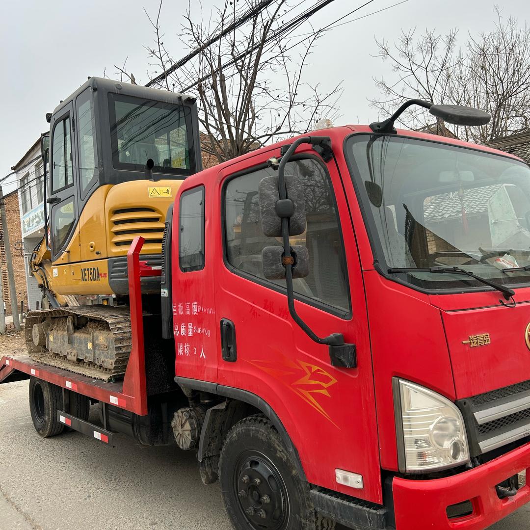 A 挖机  吊车  水泥地面