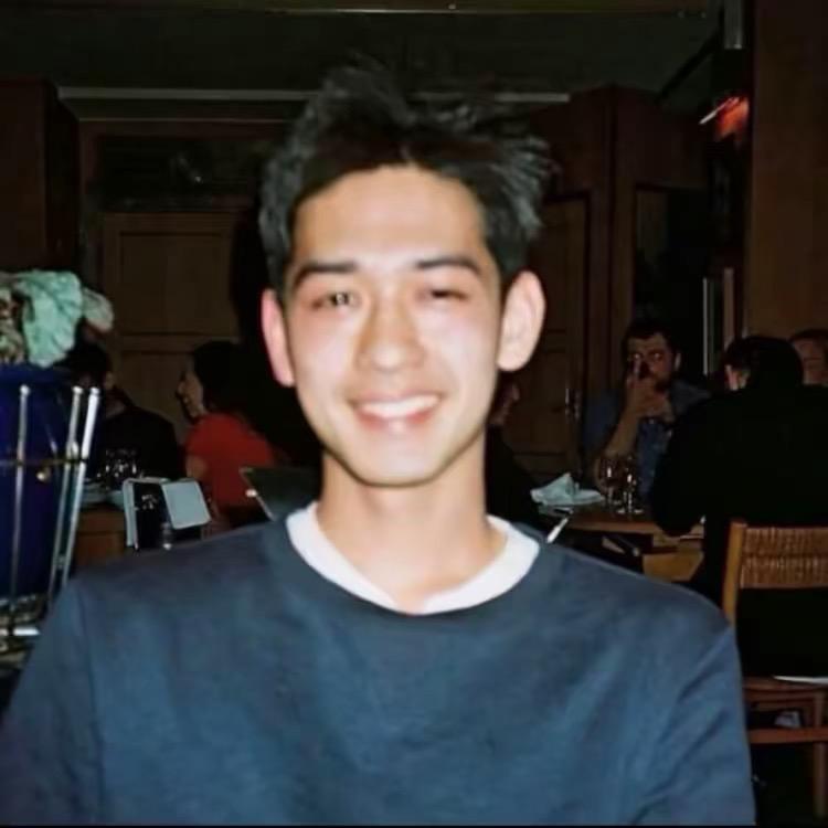 李子豪.