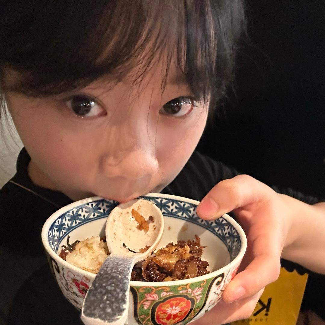 绿色的面包下着雪