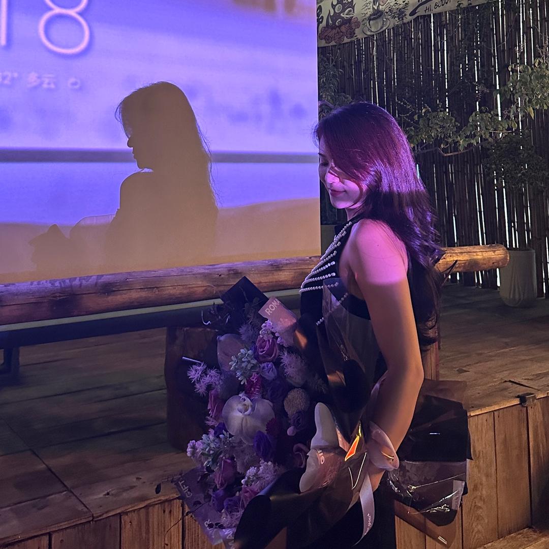 卖灯光配件的小姐姐