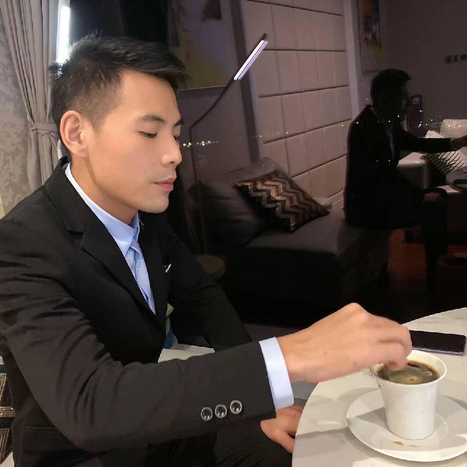 董少