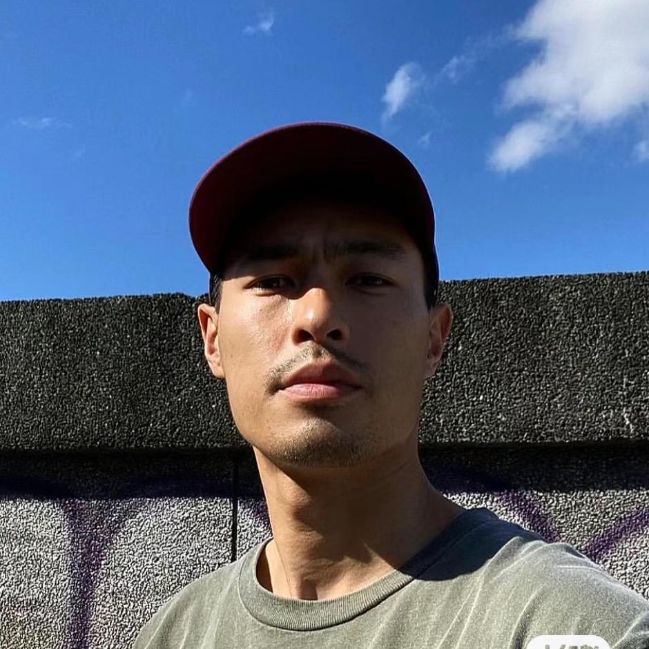 努力开上挖掘机