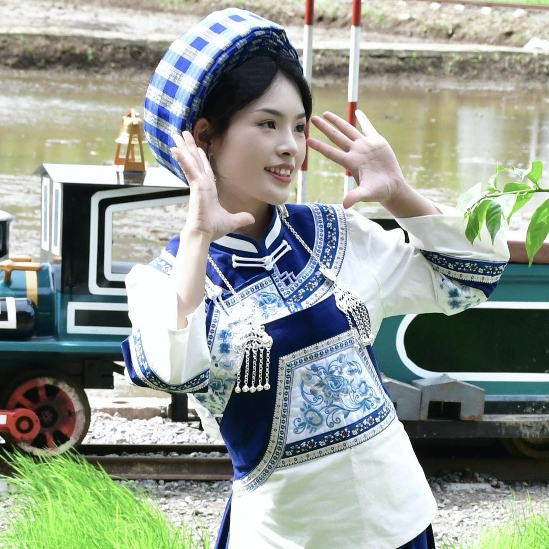 华锦布依.民族服饰