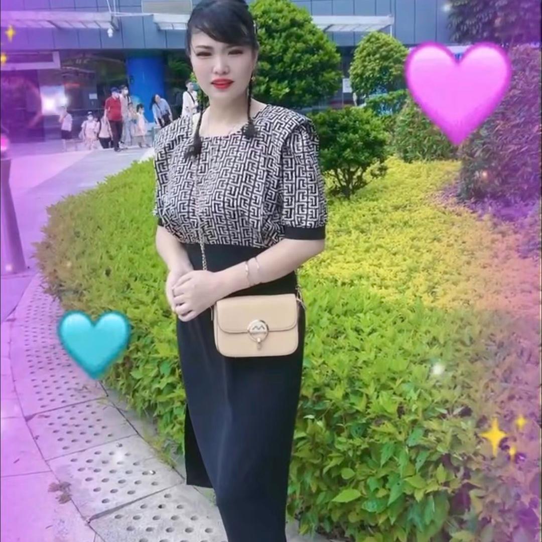 二朵美丽动人金花