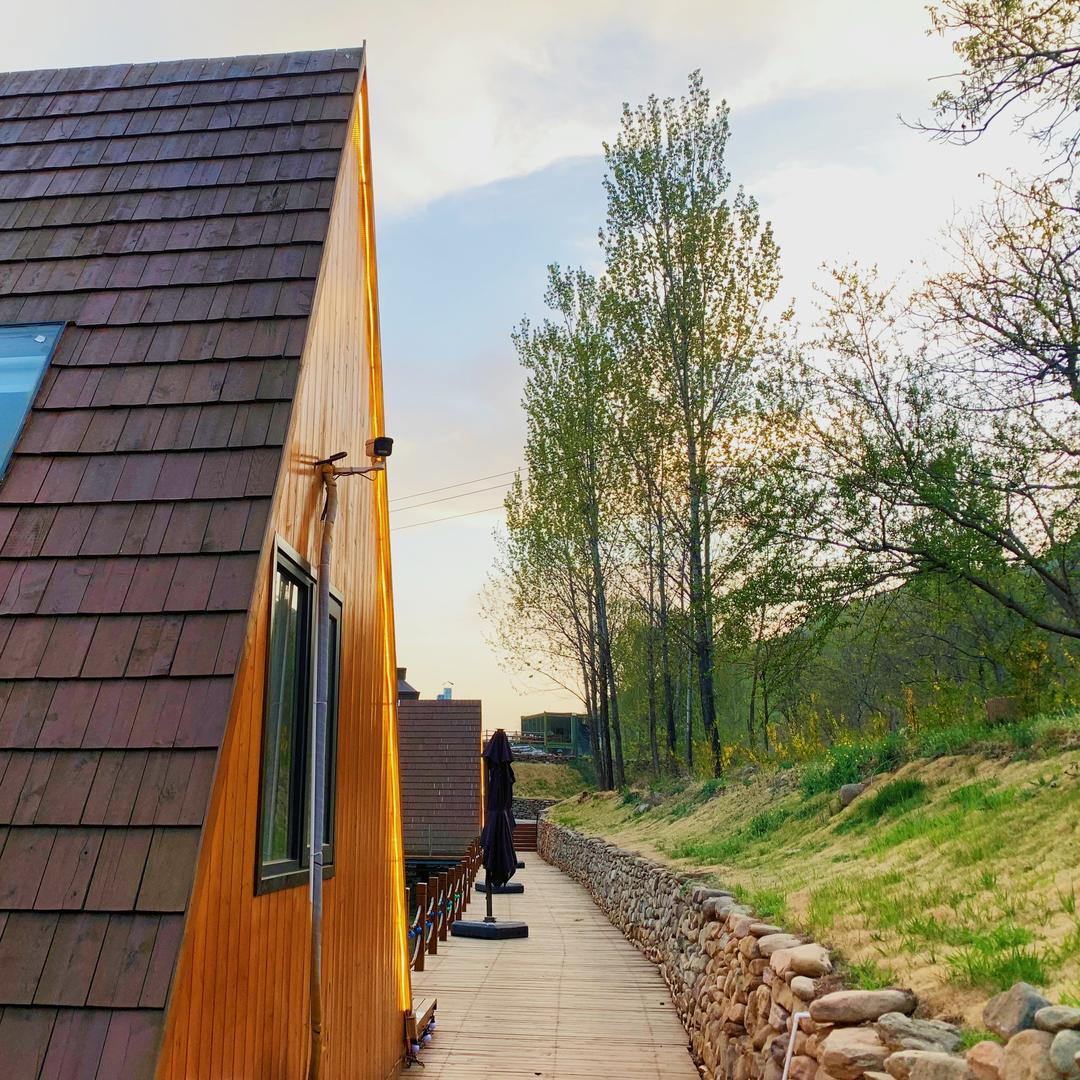 暖山河畔露营基地