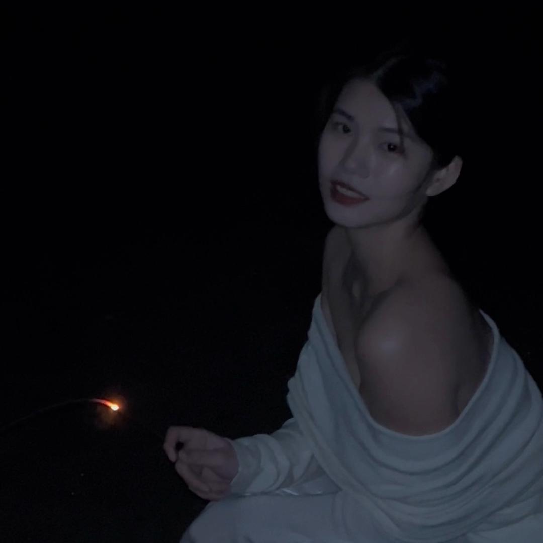 伊.