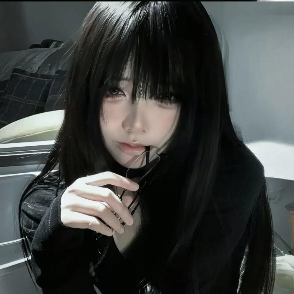 伤心大口吃面包.