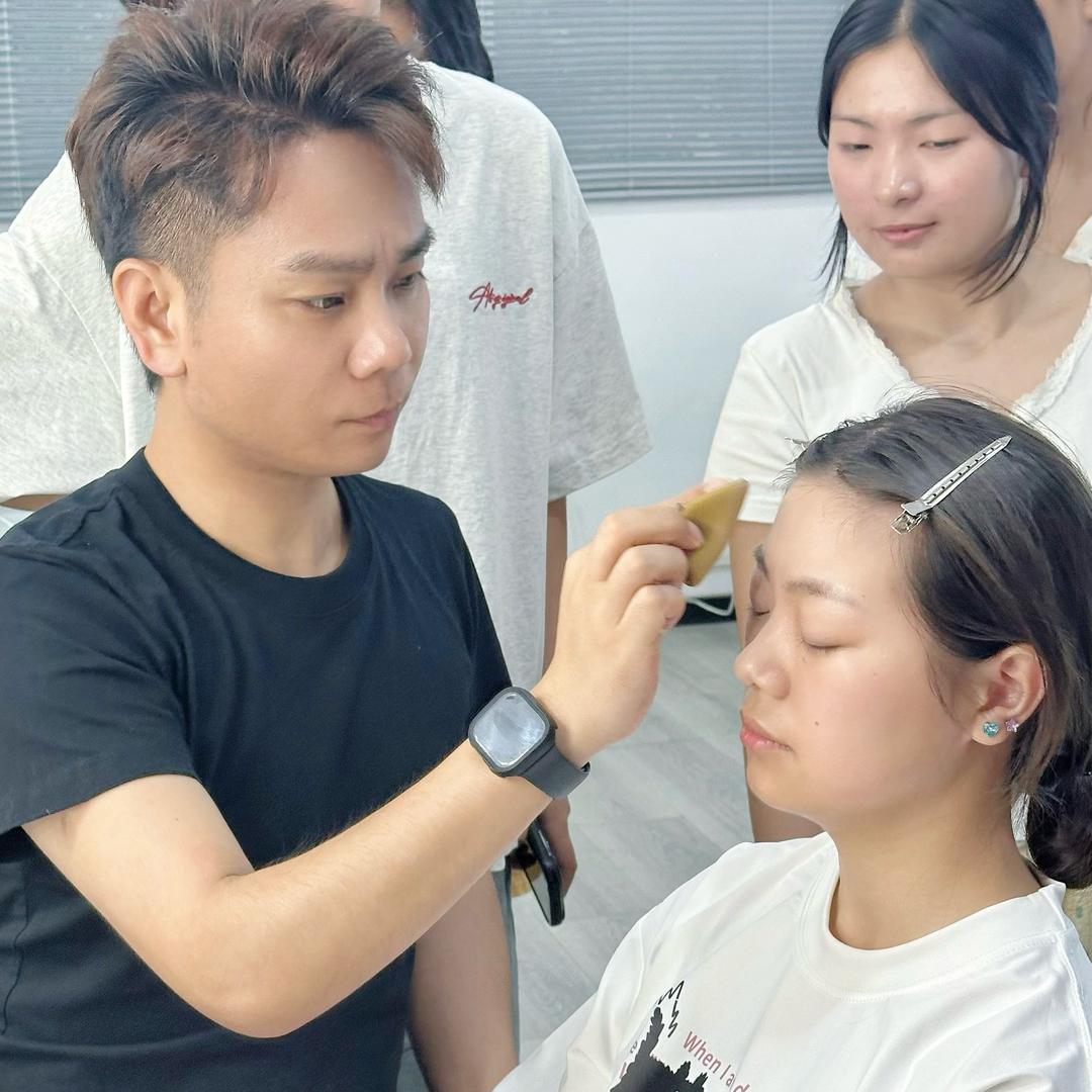 妆颜美化妆培训 雷森（到校就找雷森有惊喜