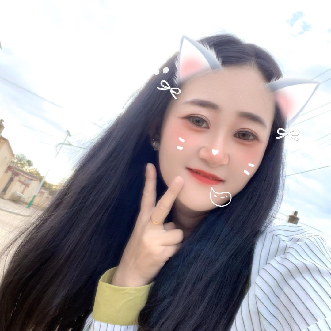 爱咬吸管的少女