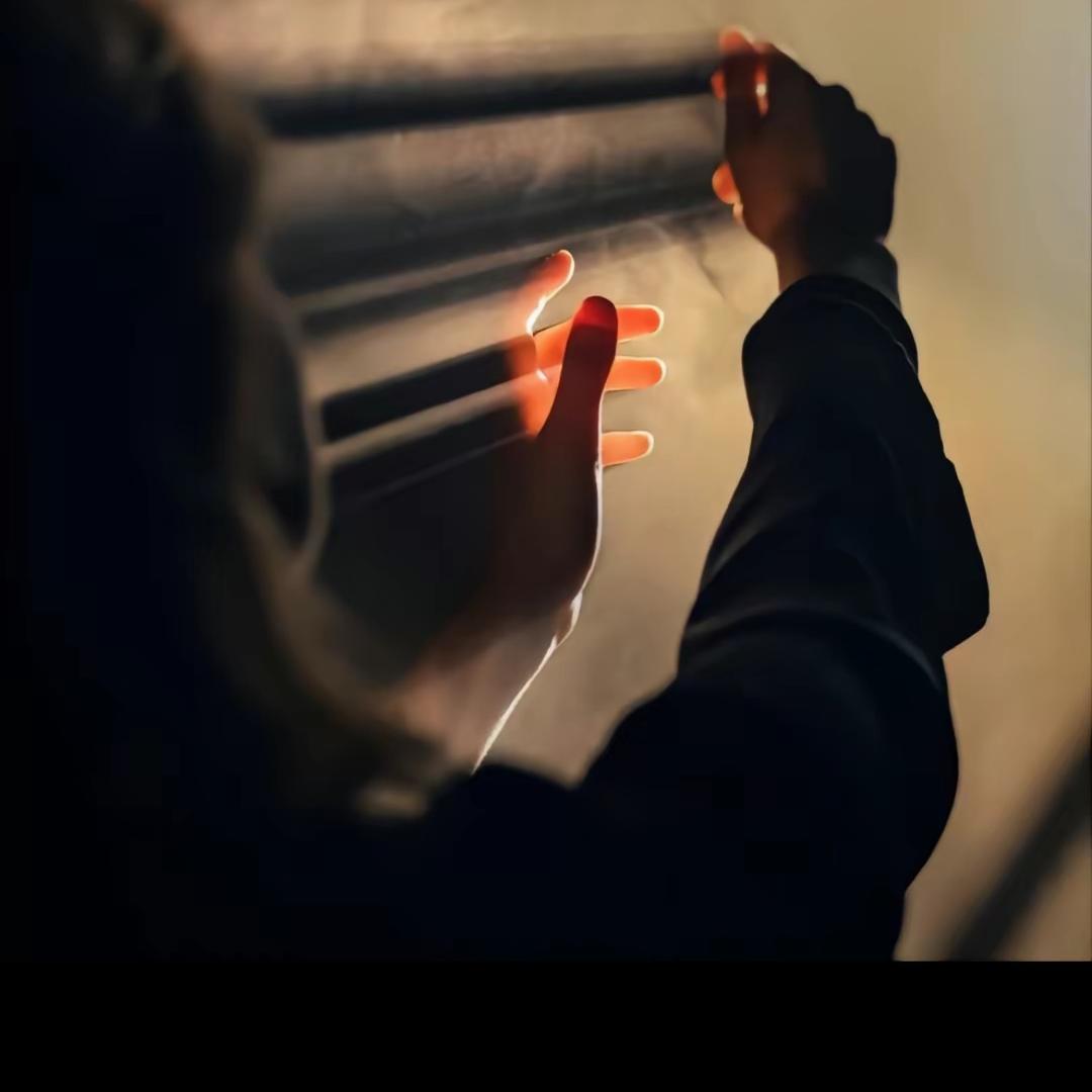 ，