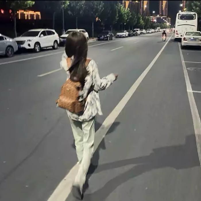 你笑起来脸颊上的酒窝-