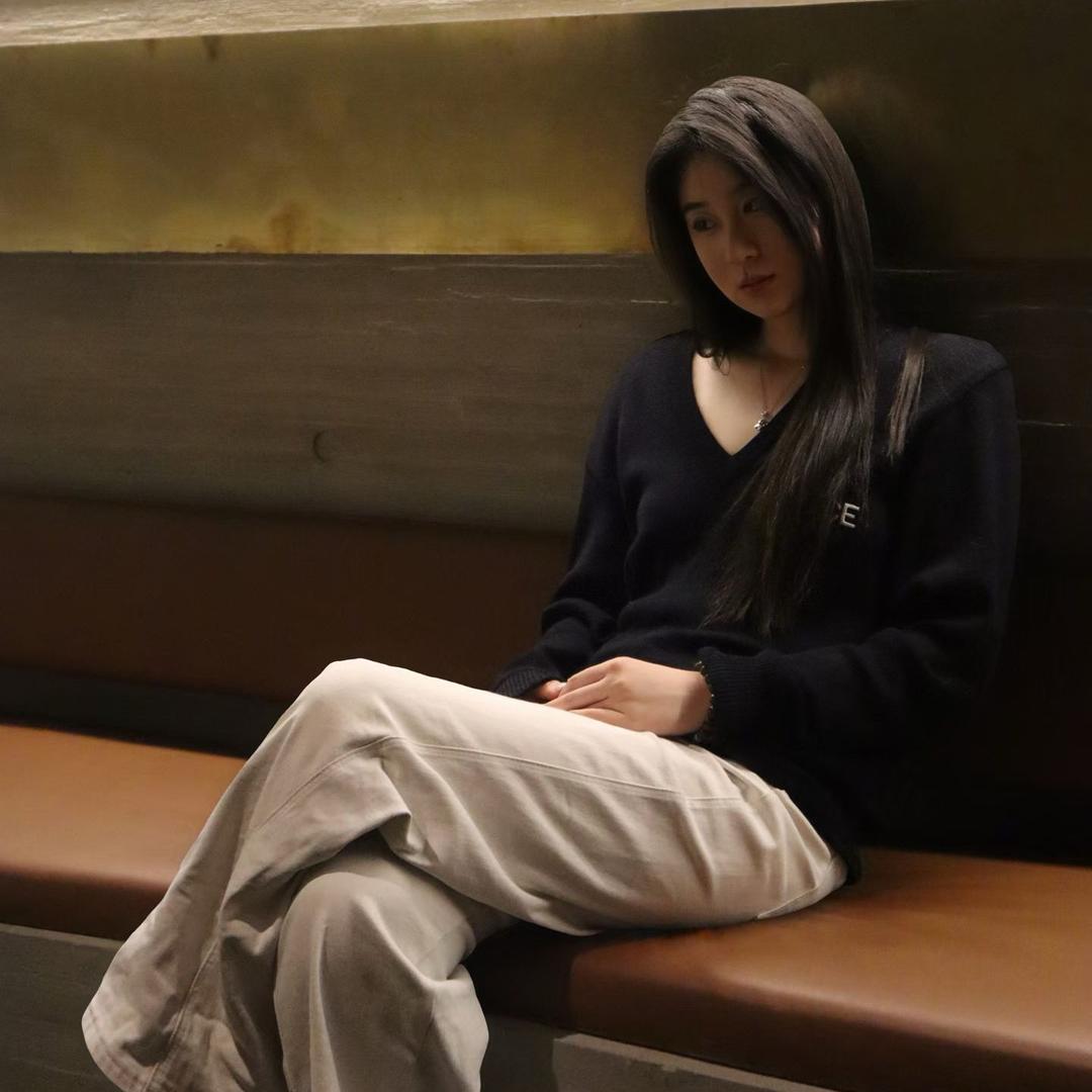 何莉.